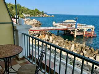 Гостиница Сон у моря Алупка Двухместный номер Делюкс с 1 кроватью и балконом, вид на море-3